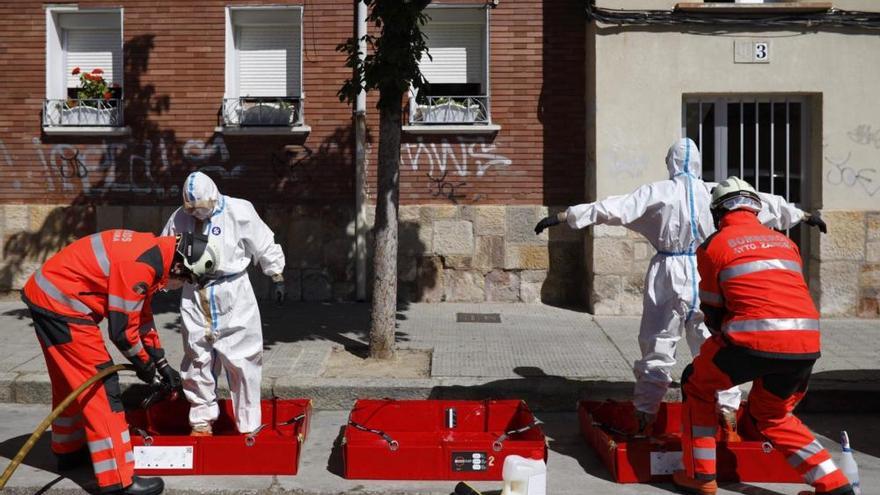 Aparatosa preparación para una rápida intervención de los bomberos ante la caída de una señora en su casa de Los Bloques