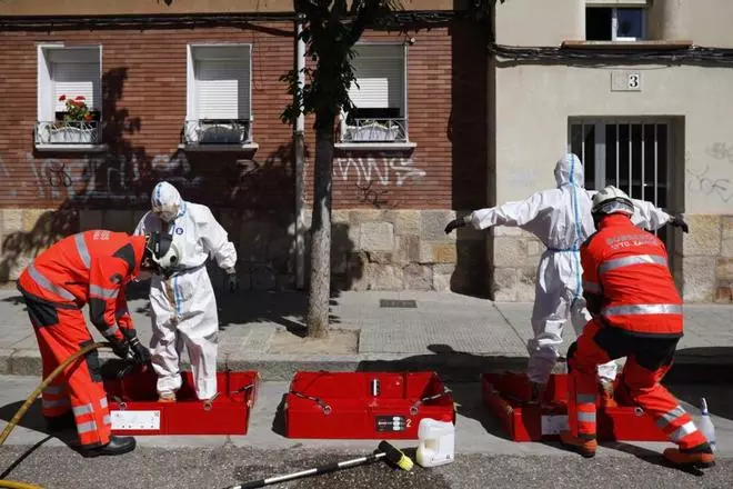 Aparatosa preparación para una rápida intervención de los bomberos ante la caída de una señora en su casa de Los Bloques