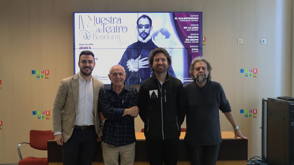 A la izquierda el concejal de Cultura de Benidorm junto a los directores de las compañías teatrales.