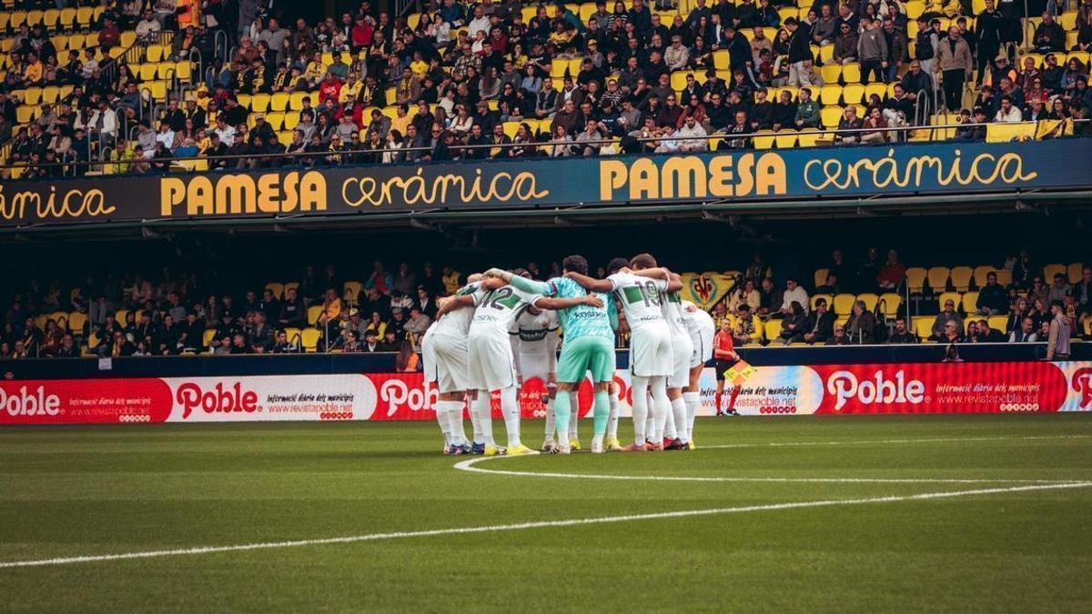 La plantilla del Elche se reúne y hace piña antes de iniciar el partido en La Cerámica.