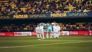 La plantilla del Elche se reúne y hace piña antes de iniciar el partido en La Cerámica.