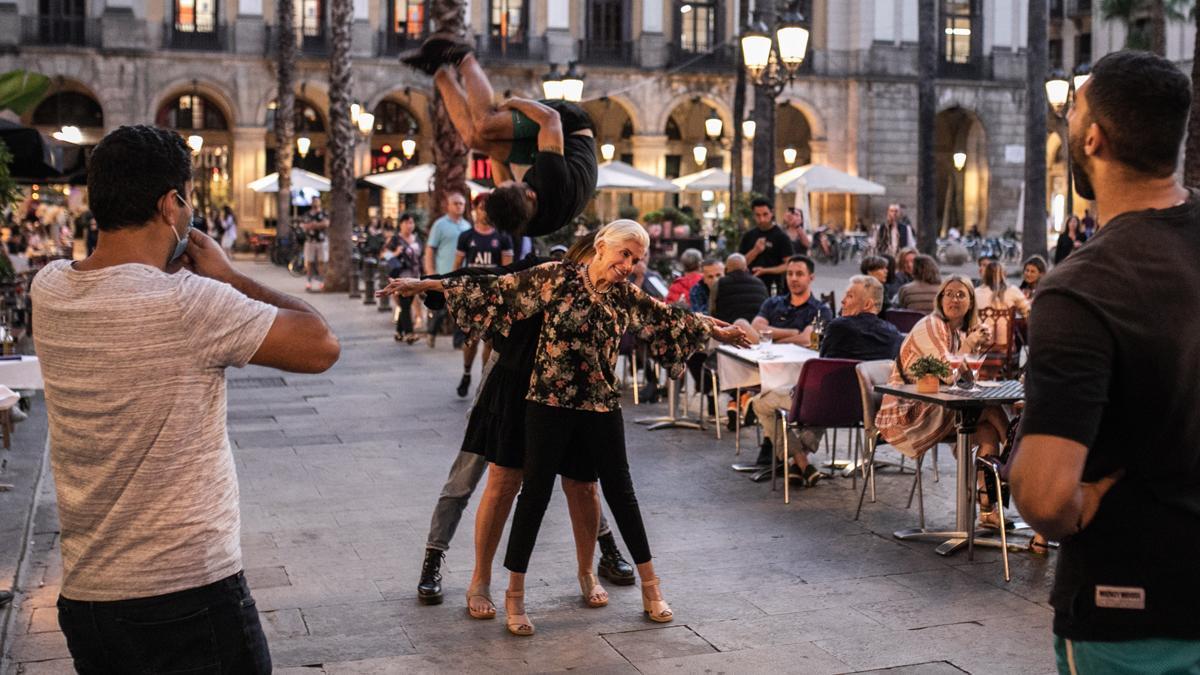 Acrobacias en la plaza Reial, que, leída con intrasigencia la ordenanza, tampoco están permitidas.