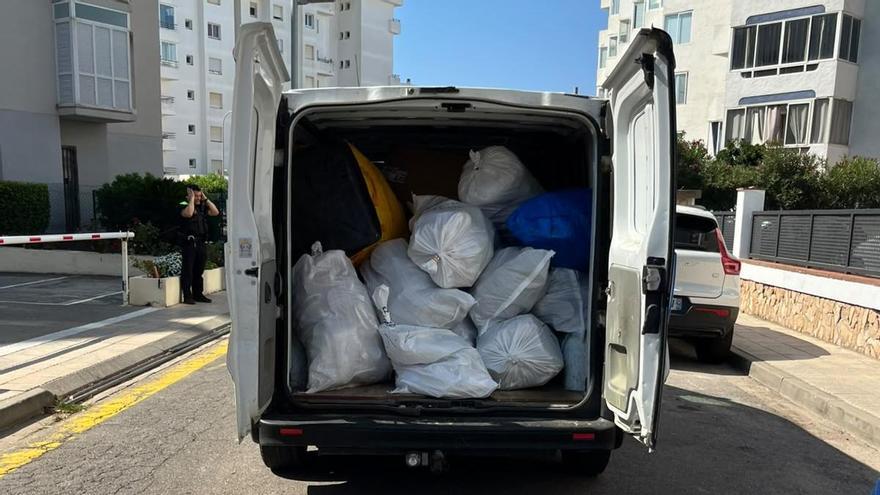 Una de les furgonetes plena de material falsificat a Roses.