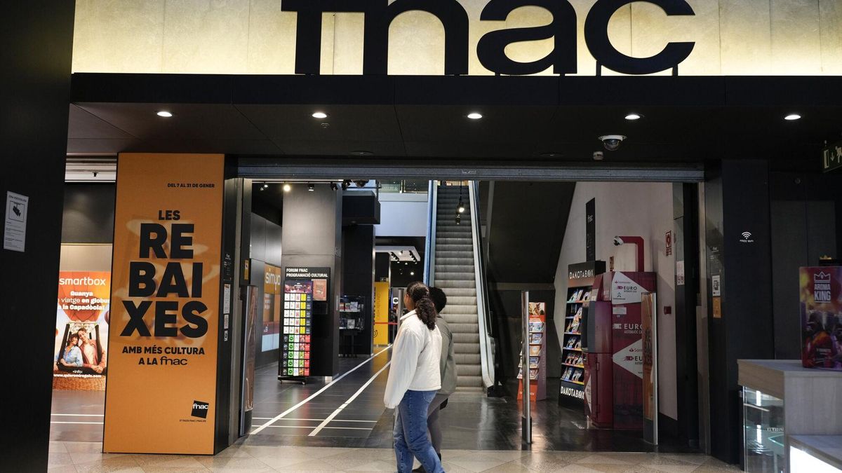 Entrada de la FNAC de plaza de Catalunya, al inicio de las rebajas del pasado enero.