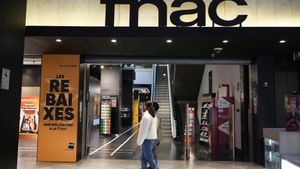 Barcelona 7/1/2025 Economía Inicio de las rebajas de invierno en el centro de Barcelona . En la foto, Fnac de El Triangle a primera hora con apenas visitantes (consumo , inflación , comercio) Fotografía de Ferran Nadeu