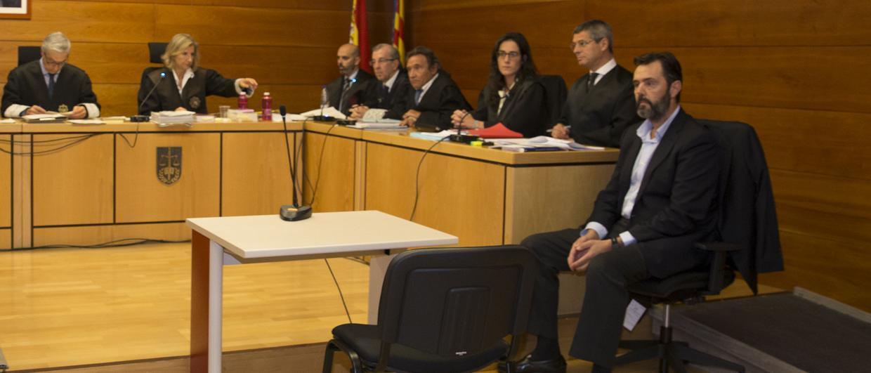 Un momento del primer juicio con el LAJ y la magistrada, al fondo, las acusaciones, las defensas (a la derecha) y Miguel López.