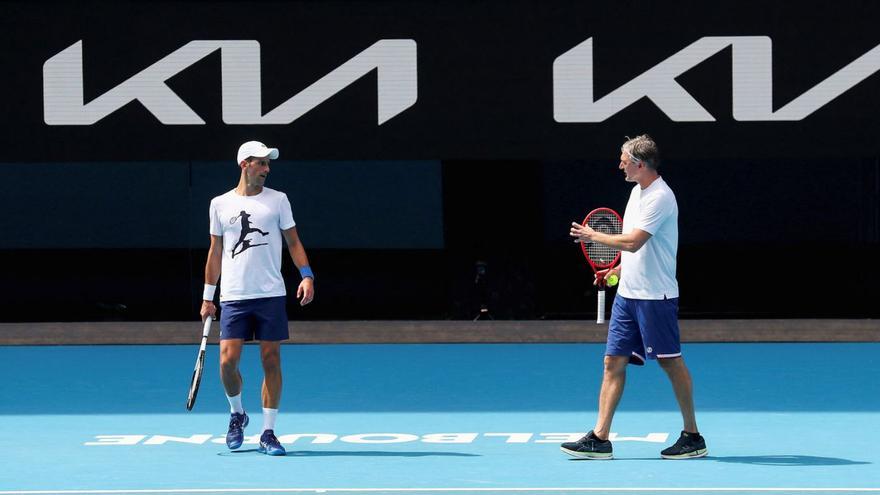 Novak Djokovic se ejercitó ayer en las pistas del Melbourne Park.