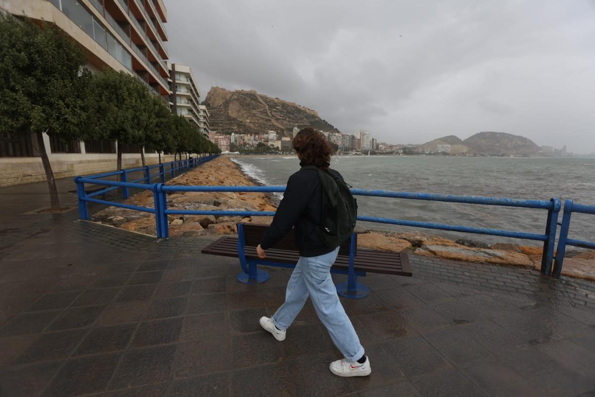 La lluvia cae con fuerza sobre una Alicante en alerta naranja