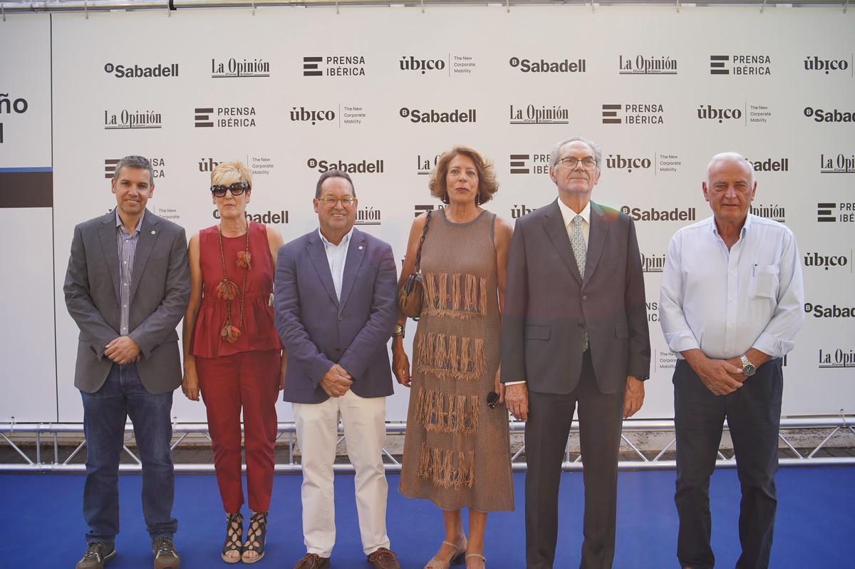 Representantes de Cobadu con su director general, Rafael Sánchez Olea (segundo por la derecha) y su presidente, Leonci Viejo (tercero por la izquierda) a la cabeza.