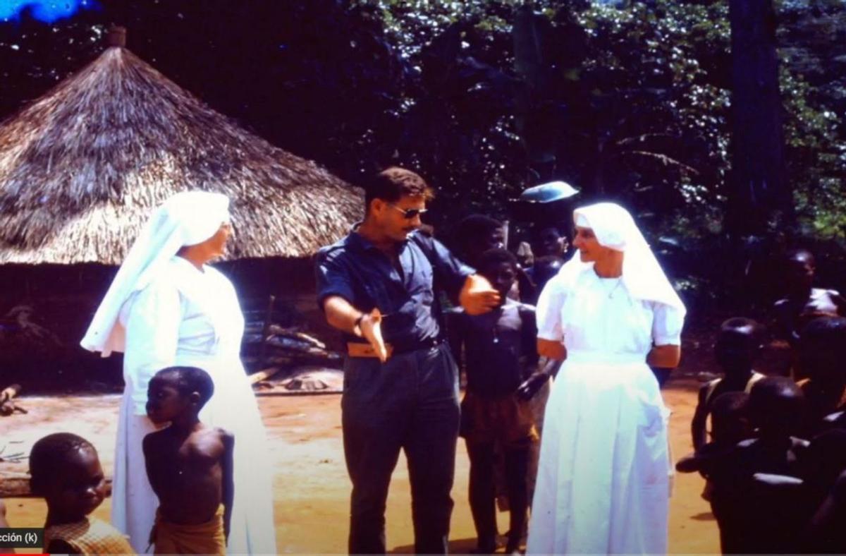 Con dos monjas, en un poblado del Congo. | ARCHIVO FAMILIAR