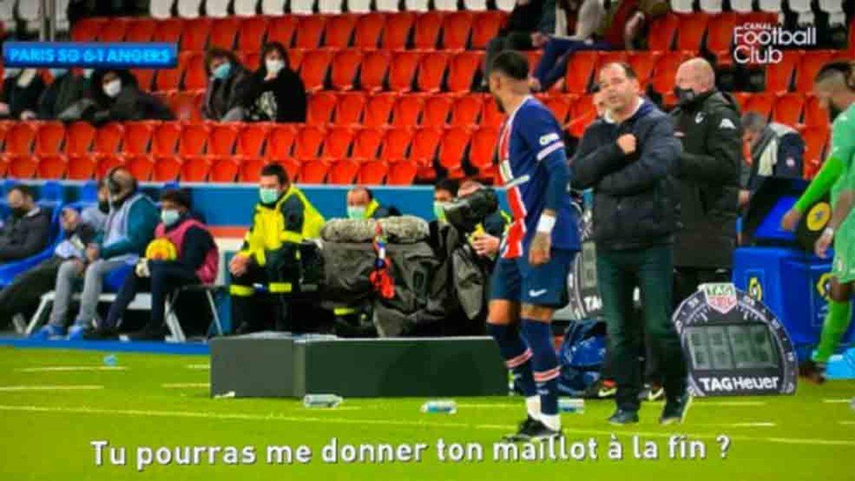 Momento en el que Moulin le pide la camiseta a Neymar