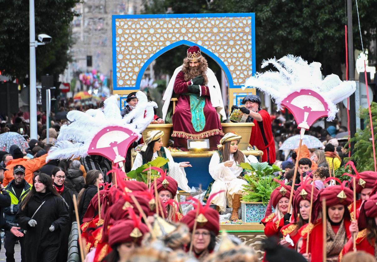 Los Reyes Magos recorren las calles de Elche a pesar de la amenaza de lluvia