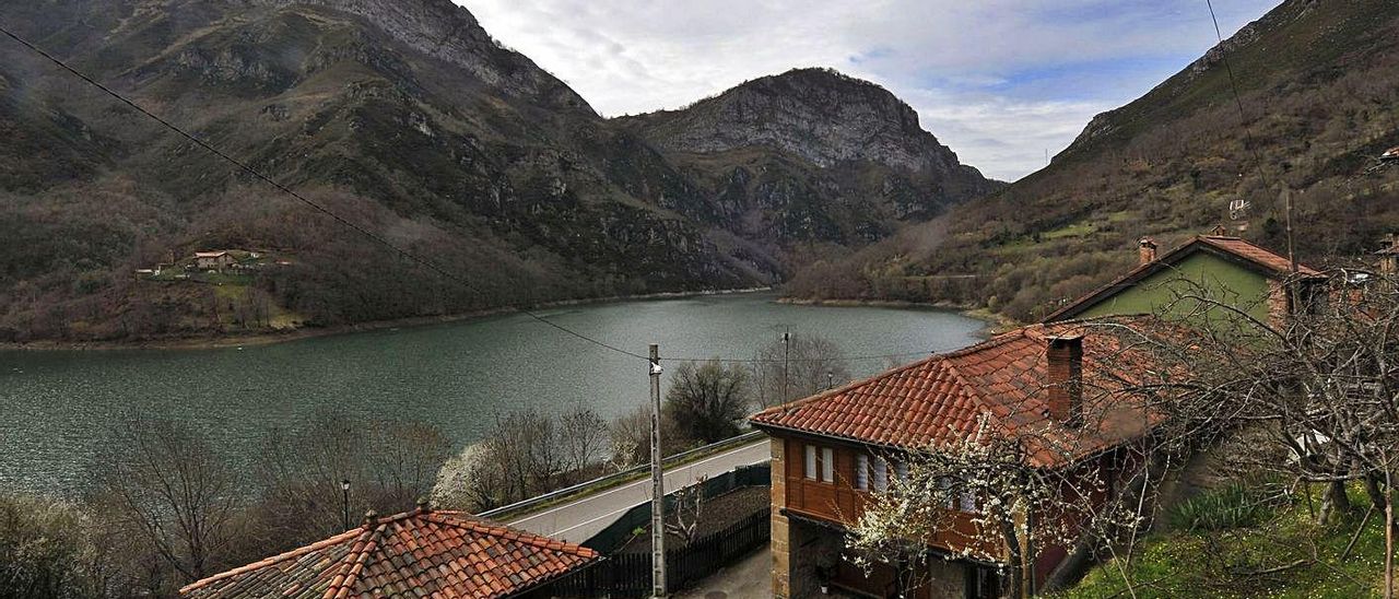 El pantano de Tanes, con varias casas de la localidad en primer término. | Fernando Rodríguez