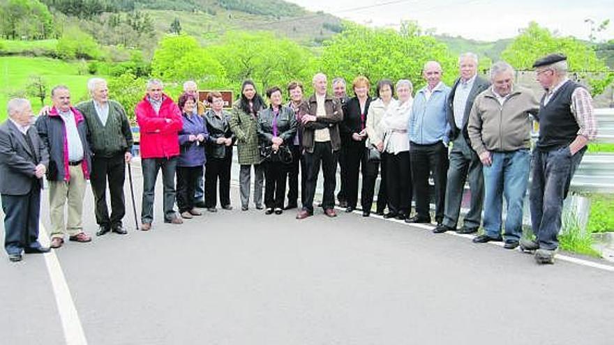 Vecinos de Tineo, ayer, en el nuevo puente de Arganza, durante la visita del consejero de Infraestructuras.