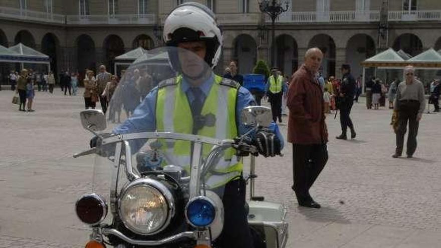 Policía local en una Harley Davidson en María Pita. / víctor echave