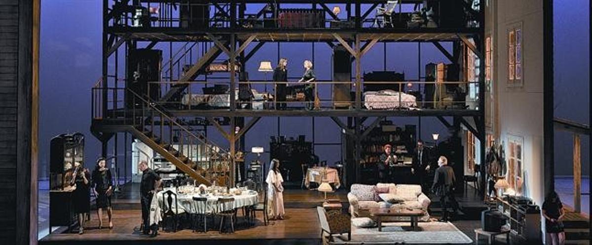 Una imatge de l’espectacular escenografia d’’Agost’. A sota, les quatre actrius principals: Rosa Renom, Emma Vilarasau, Anna Lizaran i Montse German; una mare i les seves tres filles.