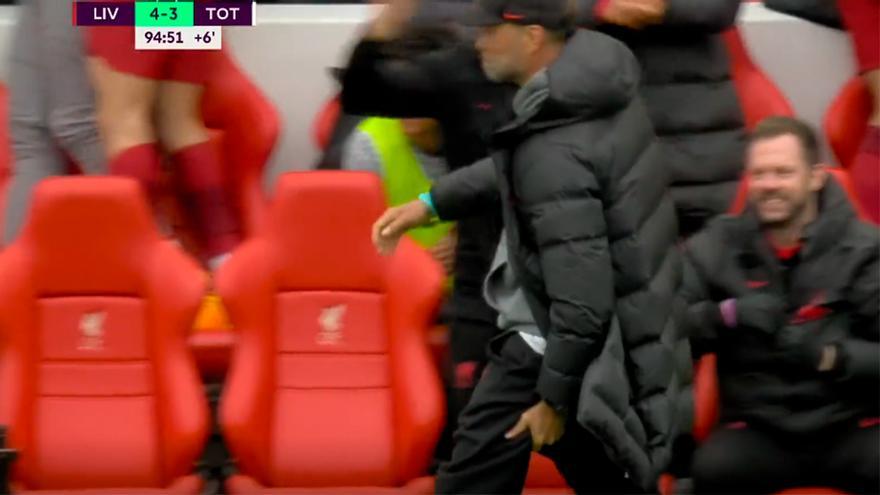 Klopp corre para celebrar la victoria en la cara del cuarto árbitro... ¡y se lesiona!