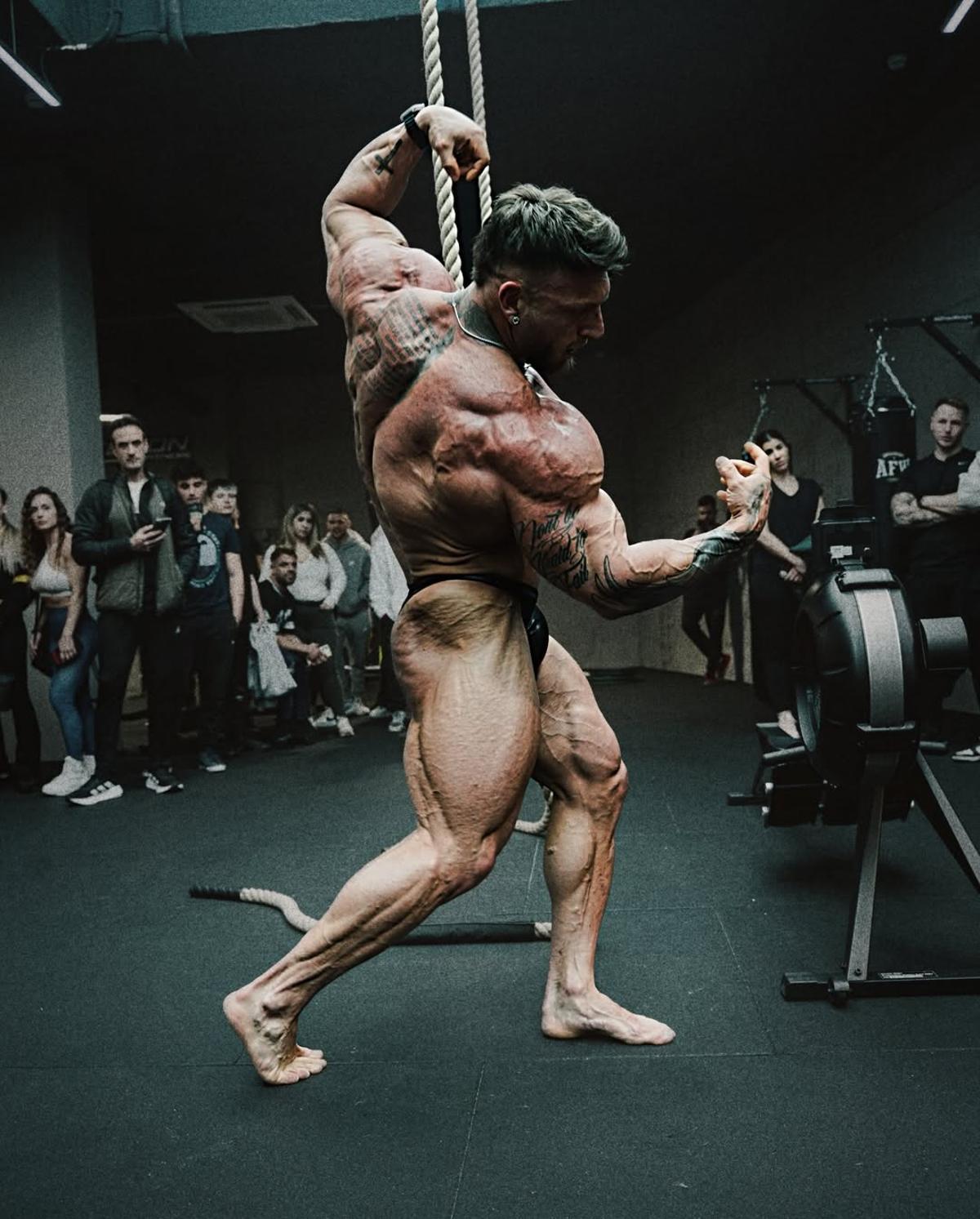 Kim Ángel haciendo la pose de Arnold