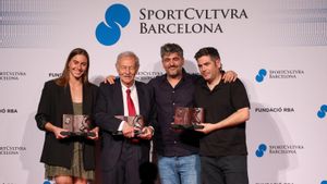 Los premiados por Sport Cultura Barcelona, Bea Ortiz, Eduardo Mendoza y David y José Muñoz.