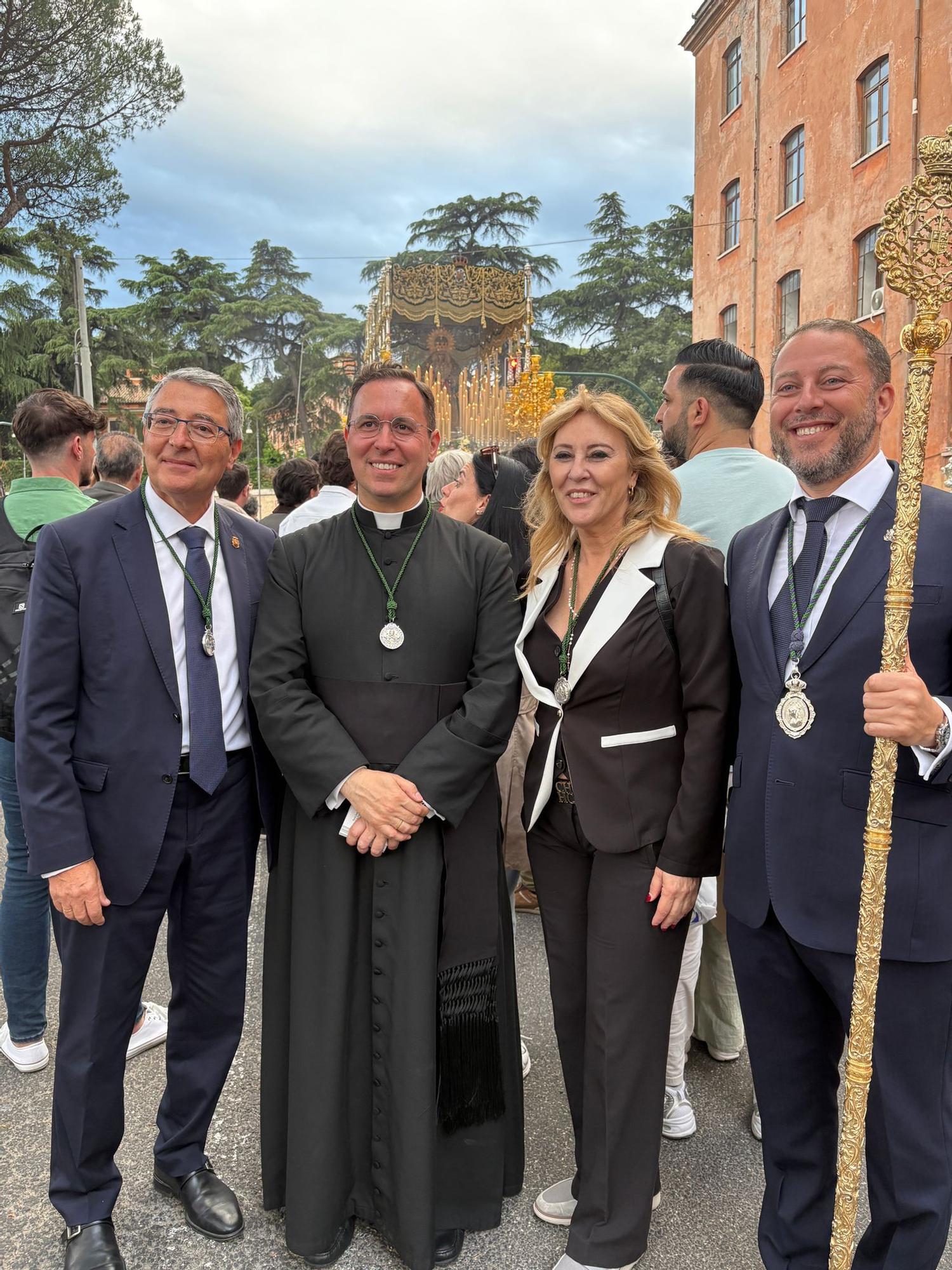Autoridades en la procesión del Jubileo, con el presidente de la Junta de Andalucía, Juanma Moreno; y la vicepresidenta del Gobierno, María Jesús Montero, acompañados de los alcaldes de Málaga, Francisco de la Torre; Sevilla, José Luis Sanz; el presidente de la Diputación de Málaga, Francisco Salado; y el director general de Fundación Unicaja, Sergio Corral.