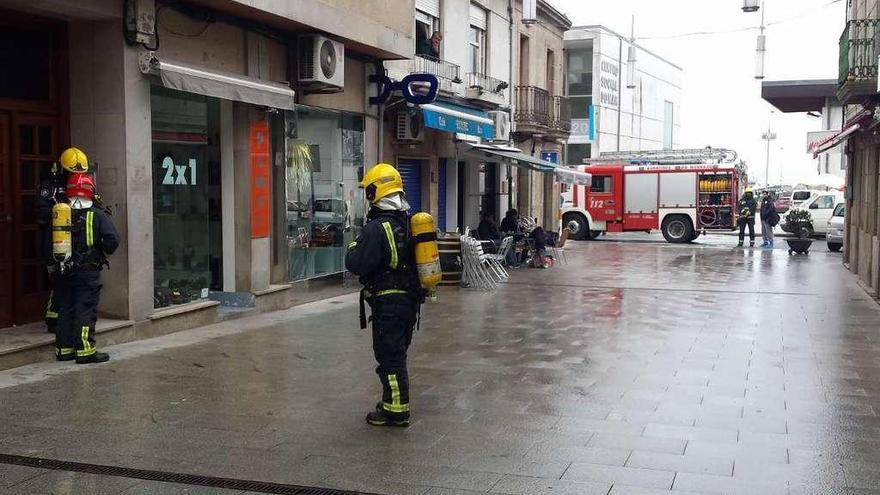 Efectivos de Bombeiros do Morrazo, en una reciente intervención en Bueu. // Santos Álvarez