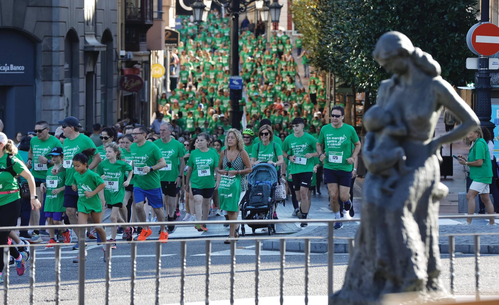 Marea verde de 1.500 corredores contra el cáncer en Oviedo