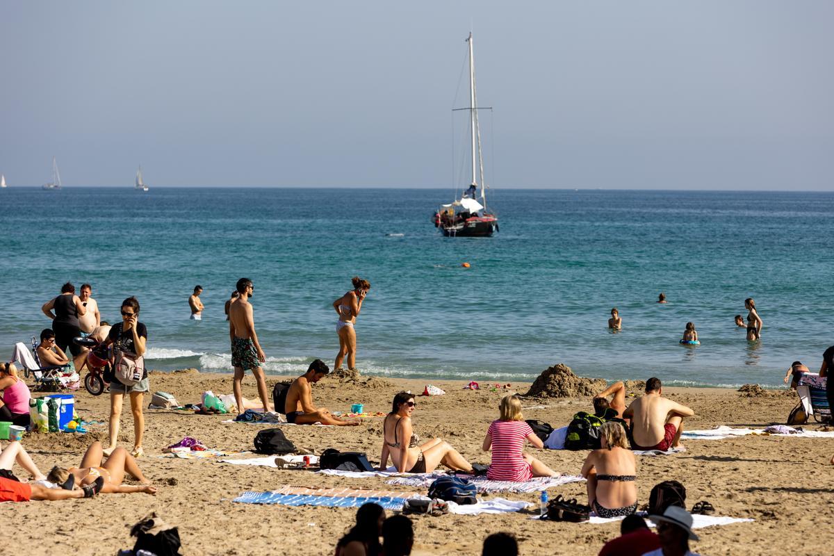 Bañistas en la playa alicantina del Postiguet a primera hora de la tarde de este martes