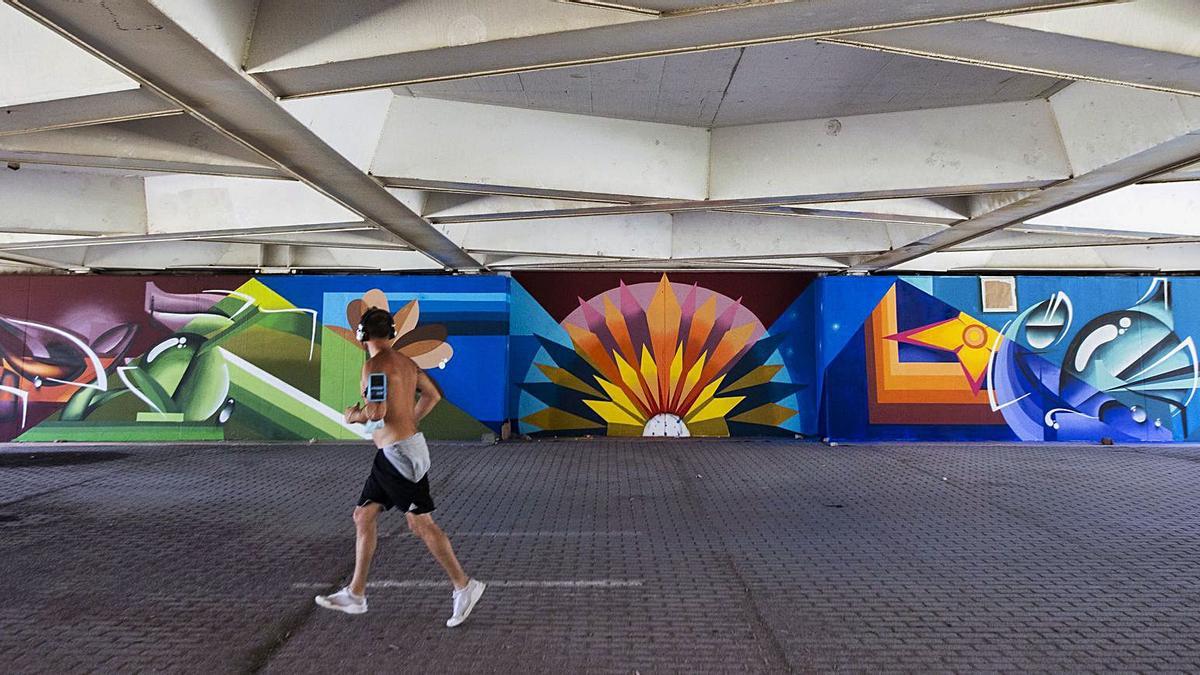 El nuevo mural del Puente de
 las Flores, obra de la 
colombiana Zurik.  g.caballero