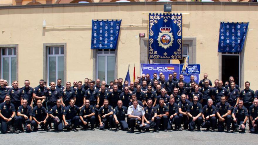 Foto de familia de los componentes de la UIP el pasado jueves durante el homenaje celebrado en la Comisaría Norte por los 30 años de la creación de su unidad en las Islas.  | | LP