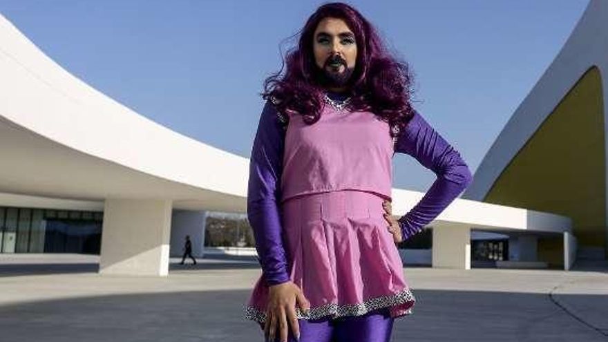 Mario Peláez, como &quot;Sassy Science&quot;, ayer, en el Centro Niemeyer.