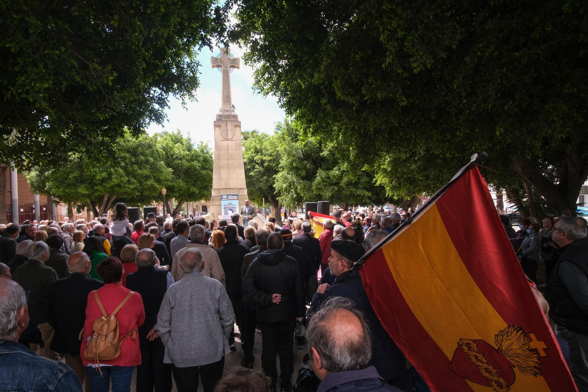 Manifestación en defensa de la cruz de Germanías en Elche