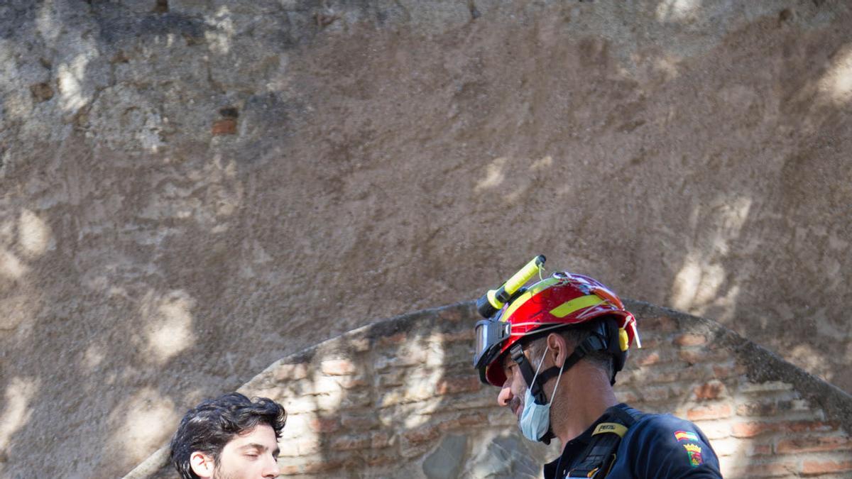 Los bomberos  inspeccionan dos pozos en la Alcazaba y Gibralfaro. Foto: Alejandro Santana Almendro