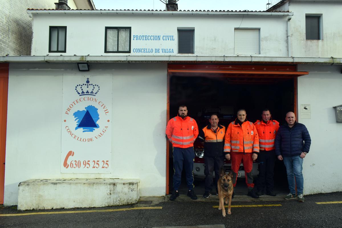 Los miembros de Protección Civil de Valga ante su sede.