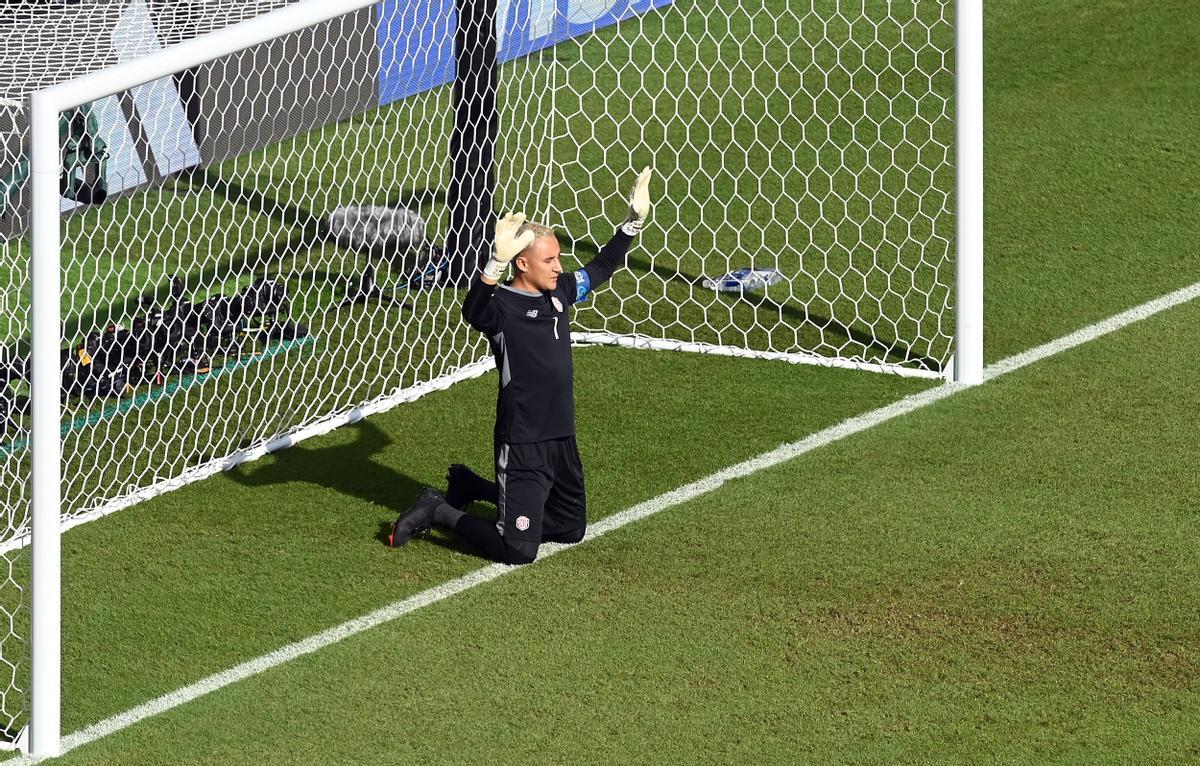 Doha (Qatar), 27/11/2022.- Golkeeper Keylor Navas of Costa Rica prays ahead of the second half during the FIFA World Cup 2022 group E soccer match between Japan and Costa Rica at Ahmad bin Ali Stadium in Doha, Qatar, 27 November 2022. (Mundial de Fútbol, Japón, Catar) EFE/EPA/Neil Hall