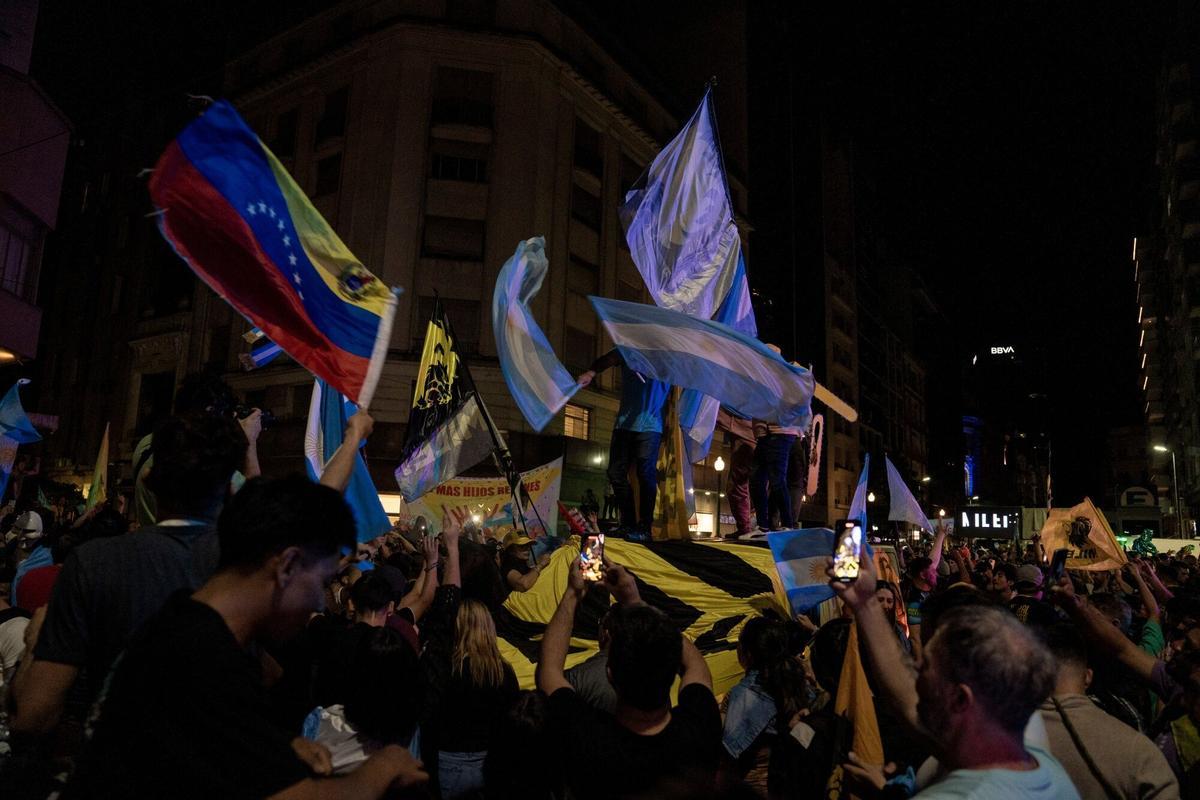 El ultraderechista Javier Milei se convierte en el nuevo presidente de Argentina