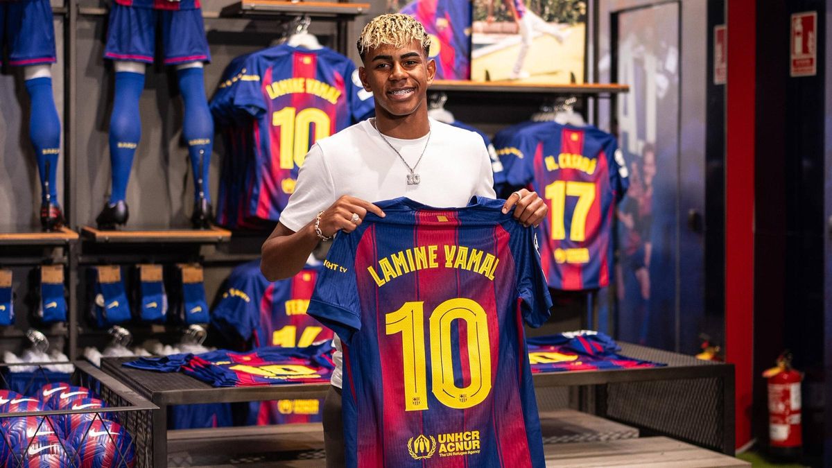 Lamine Yamal, junto a la camiseta con el número 10 del Barça. Lamine Yamal, junto a la camiseta con el número 10 del Barça.