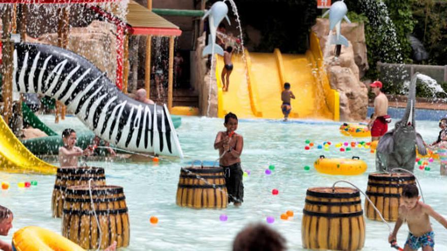 Niños en un parque acuático