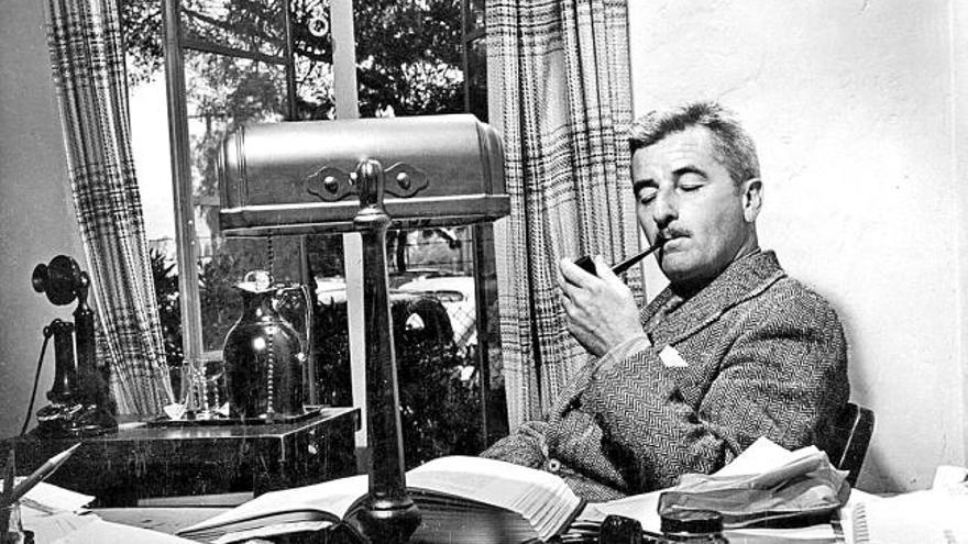 William Faulkner, en su escritorio.