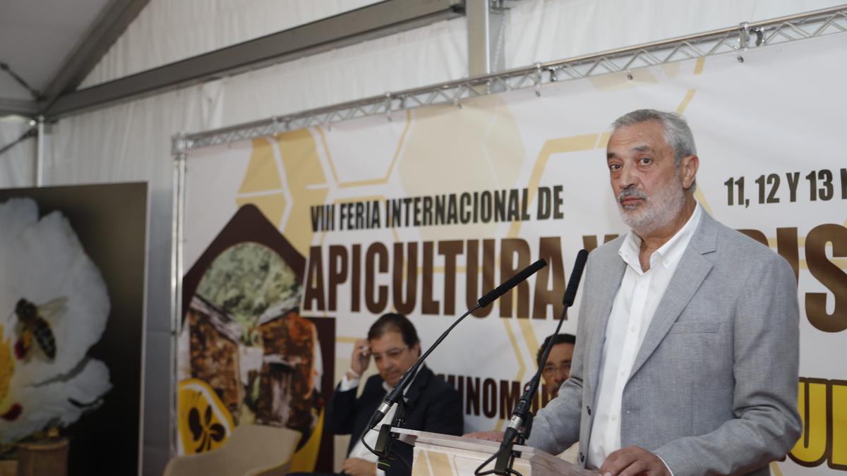Carlos Carlos, presidente de la Diputación de Cáceres, en Feria de Apicultura en Caminomorisco.