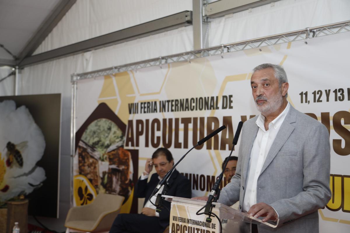 Carlos Carlos, presidente de la Diputación de Cáceres, en Feria de Apicultura en Caminomorisco.