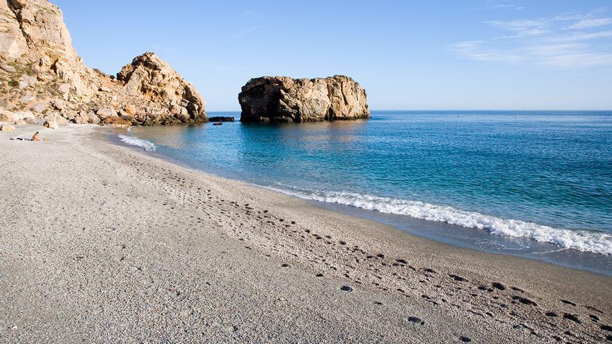 Así es la cala de Granada escondida entre acantilados y con aguas turquesas, perfecta para visitar este fin de semana desde Málaga