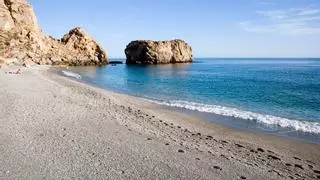 Así es la cala de Granada escondida entre acantilados y con aguas turquesas, perfecta para visitar este fin de semana desde Málaga