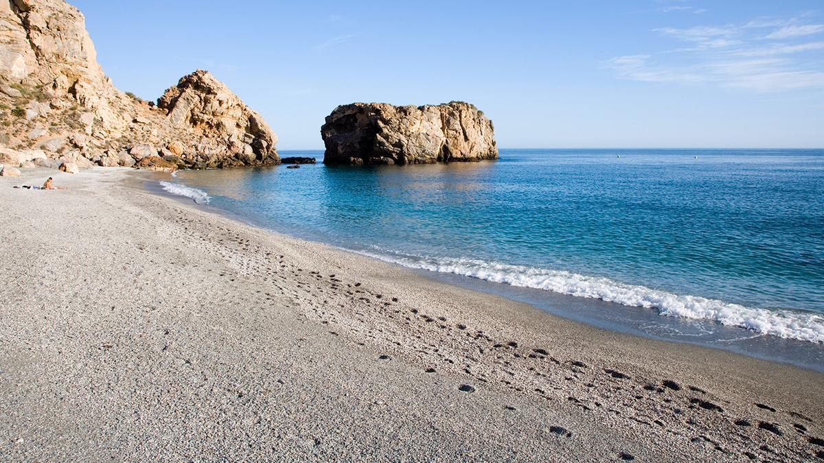 Así es la cala de Granada escondida entre acantilados y con aguas turquesas, a una hora de Málaga