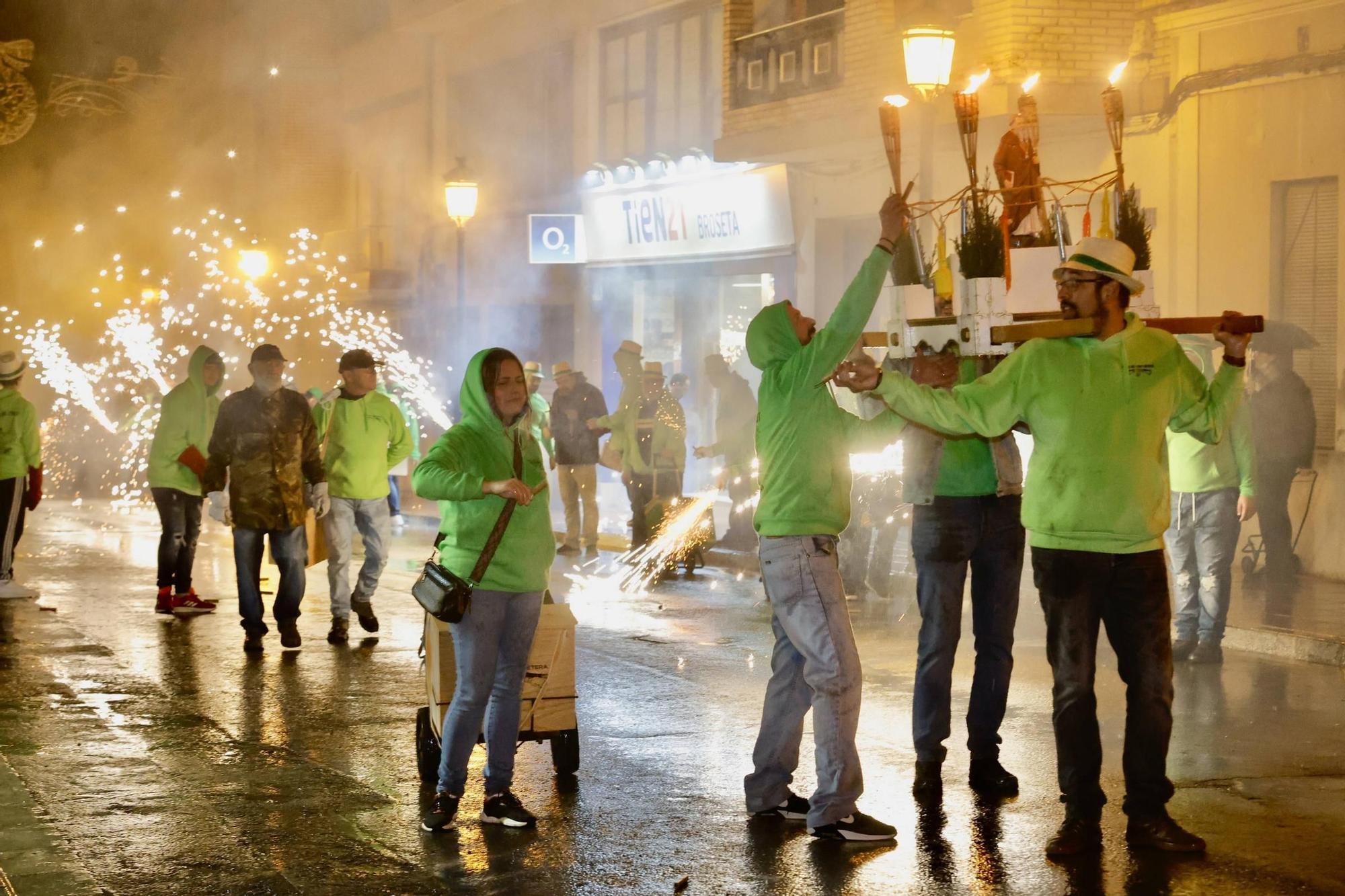 La 'passejà' de Bétera llena las calles de música y fuego por Sant Antoni