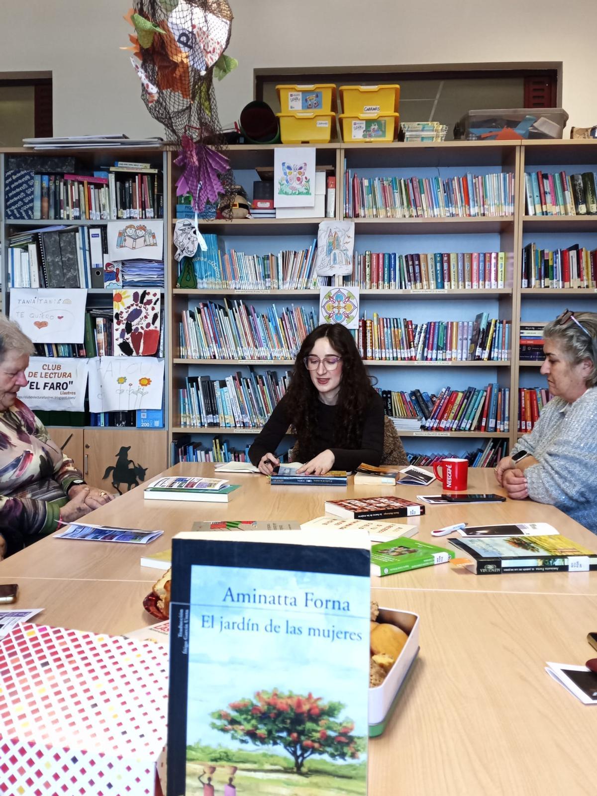 Cristina Riaño en la biblioteca de Lastres
