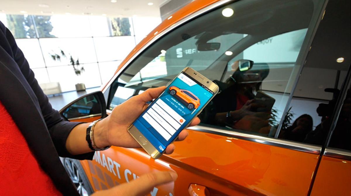 Leyre Olavarria, responsable de cotxe connectat de Seat, explica el sistema pilot de ’carsharing’ i la connectivitat dels seus vehicles.