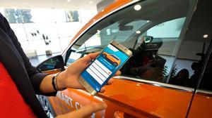 Leyre Olavarria, responsable de cotxe connectat de Seat, explica el sistema pilot de ’carsharing’ i la connectivitat dels seus vehicles.