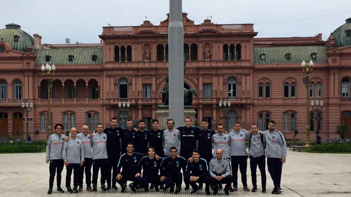 La expedición azulgrana, frente a la Casa Rosada