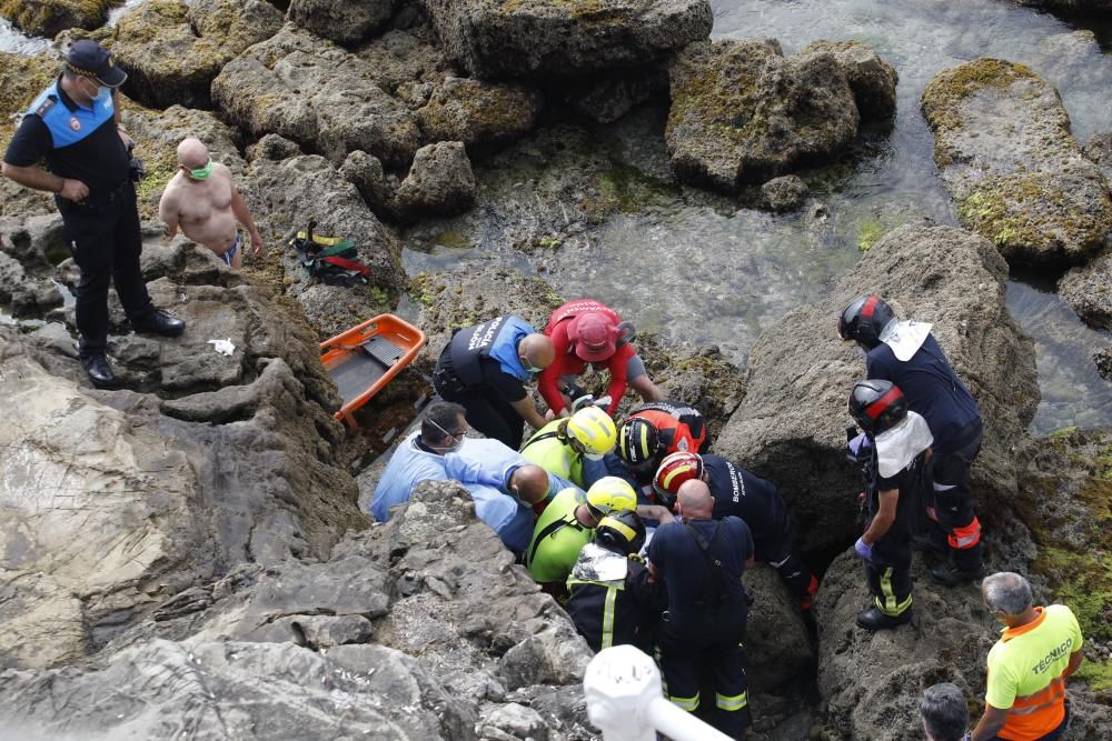 Rescatan a una mujer que se precipitó a las rocas de la playa de San Lorenzo en Gijón.