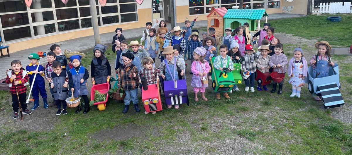 Los peques de la escuela infantil Monte Carmelo, disfrazados de ganaderos y agricultores.